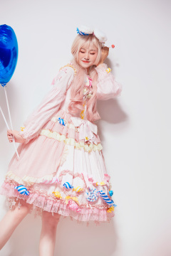 穿着糖果洛丽塔服装庆祝生日的亚洲少女