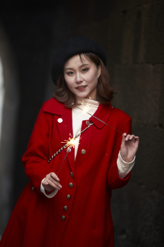 在老街古巷燃放仙女棒的美丽亚洲少女