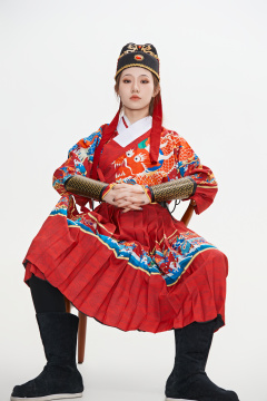 身穿明朝飞鱼服英气十足的亚洲美女