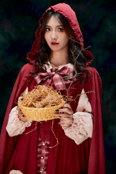 影棚内角色扮演童话人物小红帽的少女