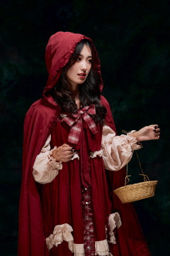 影棚内角色扮演童话人物小红帽的少女