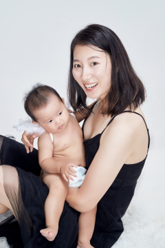 妈妈陪伴宝宝快乐的玩耍