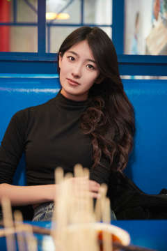 在饭馆吃成都串串的亚洲少女