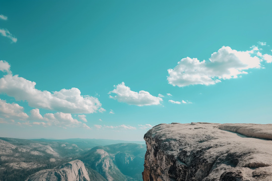 一名男子站在悬崖顶上手里拿着手机