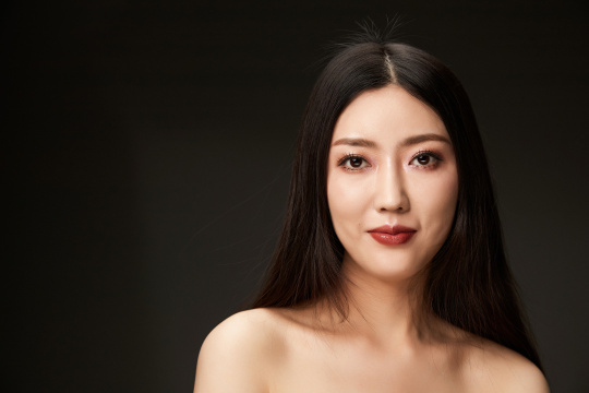 时尚亚洲女性婚纱妆面彩妆