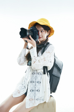 白色背景下准备出发旅行的美丽东方女大学生