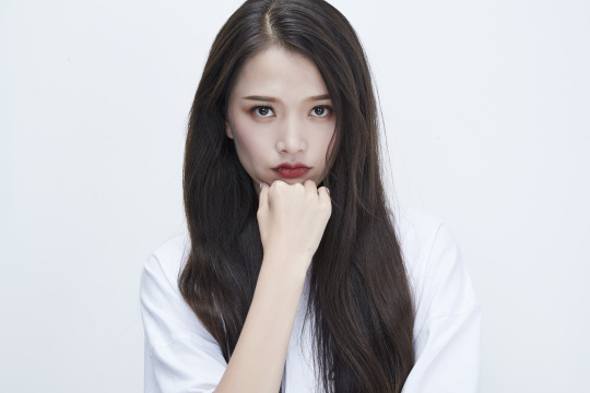 穿白色长T血衬展示各种表情的长发少女人像