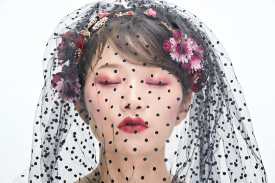 白色背景下的新娘彩妆美女人像