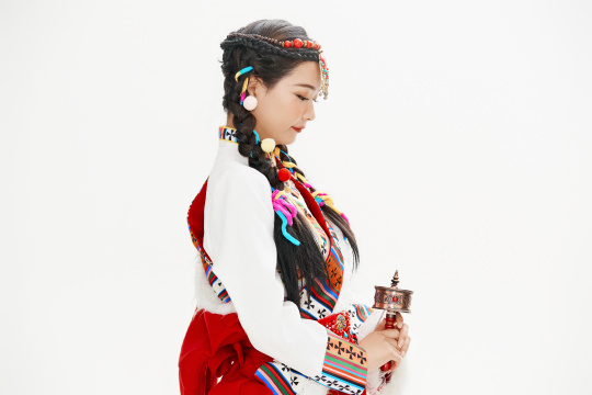 身穿藏族服饰的亚洲女性