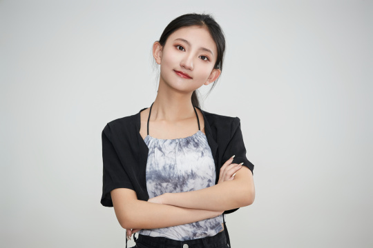 白色背景下做各种面部表情的可爱亚洲少女