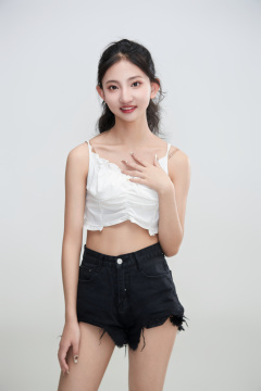 白色背景下腾空跳跃的可爱亚洲少女