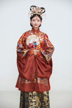 白色背景下穿着明代凤冠霞帔汉服的可爱少女