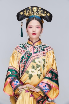 白色背景下的清代女性古装造型清朝古装