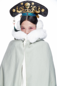 白色背景下的清代女性古装造型清朝古装