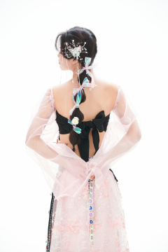 身穿少数民族哈尼族网红族服饰的东方少女