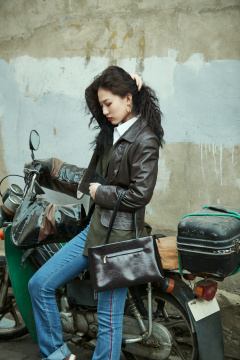 老旧城区里穿着复古港风的美丽清纯少女