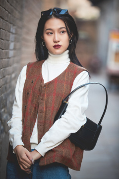 老旧城区里穿着复古港风的美丽清纯少女