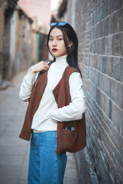 老旧城区里穿着复古港风的美丽清纯少女