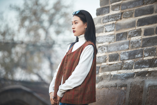 老旧城区里穿着复古港风的美丽清纯少女