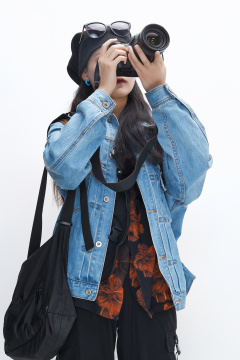 出门旅行手上拿着单反相机的美丽亚洲女孩