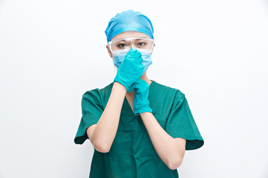白色背景下的外科手术医疗人员形象