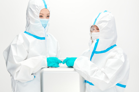 穿白色防护服佩戴护目镜口罩的防疫人员