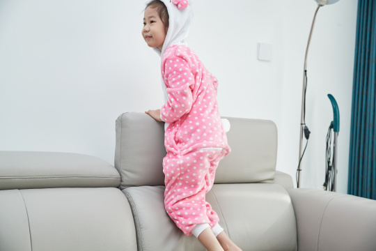 在家玩耍的亚洲小女孩