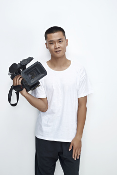 白色背景下手持摄像机进行录制拍摄的摄像师