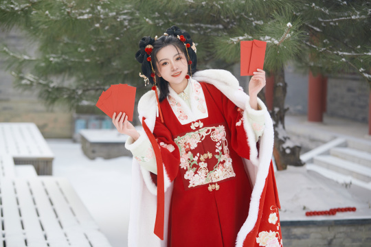 雪天户外身穿中式红色汉服的亚洲少女