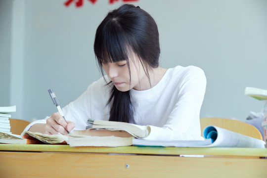 教室里努力看书学习备战高考的学生