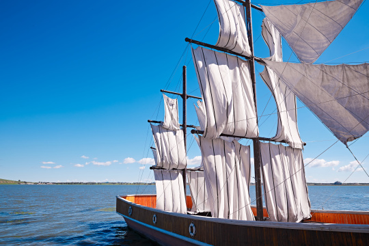 河北省沽源县库伦淖景区湖畔停靠的复古帆船