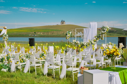 湖畔晴空下浪漫的草坪婚礼布场