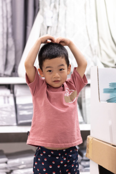 家居用品卖场里的小男孩