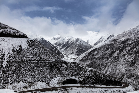 西藏那曲比如县夏拉山