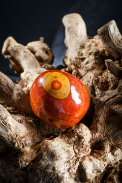 使用传统工艺精美雕刻的玉石玛瑙工艺品