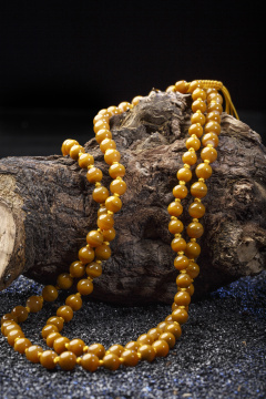 使用传统工艺精美雕刻的玉石玛瑙工艺品