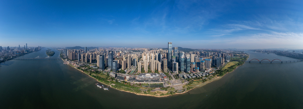 长沙湘江沿岸湖南金融中心建筑群风光全景图