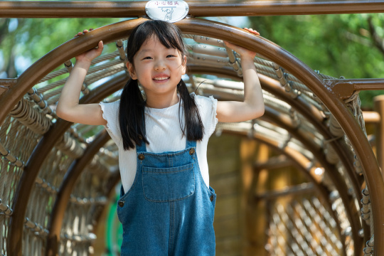 小女孩勇敢钻绳洞