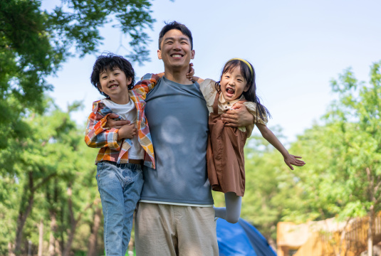 爸爸抱起孩子转圈旋转开心欢呼