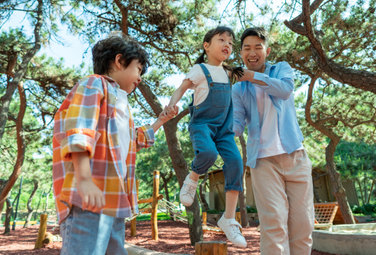 爸爸保护鼓励孩子玩独木桥