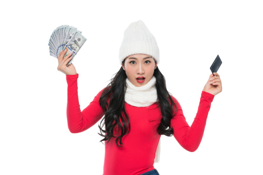 年轻女子拿着钞票