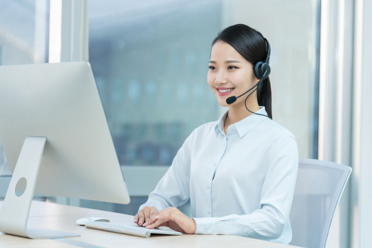 年轻的客服代表