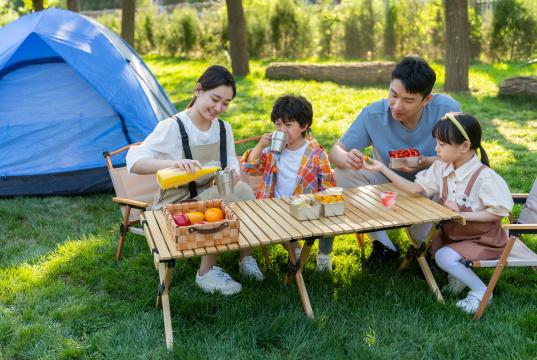 一家四口在露营地野餐