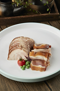 烟熏肘花切片配熏猪耳丝