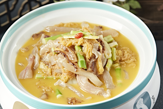 酸菜嫩笋烩蹄筋