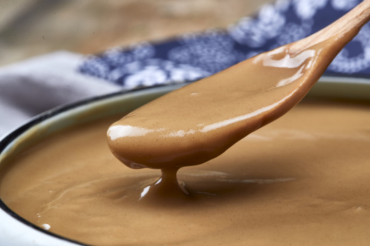 瓷盆装的冲泡熟的豆面糊糊