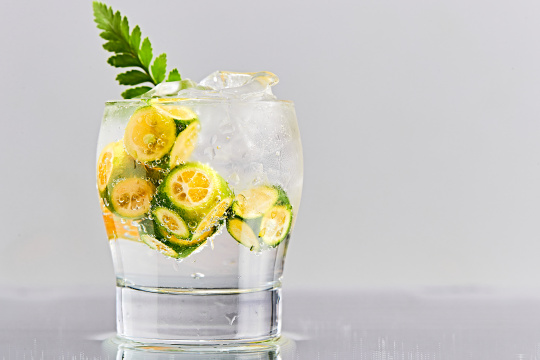 透明玻璃被装的满是冰块清凉解暑的碳酸饮料