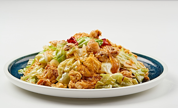 青釉瓷盘装的扇贝丁水晶粉鸡蛋爆手撕包菜