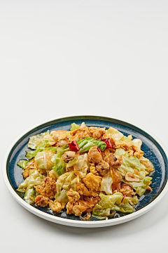 青釉瓷盘装的扇贝丁水晶粉鸡蛋爆手撕包菜