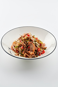 白色瓷盘装的香味小炒猪头肉